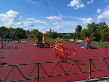 Смонтированная большая детская площадка с EPDM покрытием и разнообразным игровым оборудованием 2024