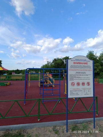 Смонтированная большая детская площадка с EPDM покрытием и разнообразным игровым оборудованием 2024